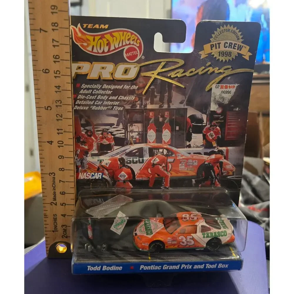 Todd Bodine #35 Tabasco Hot Wheels Pro Racing 1998 Pit Crew Edition MOC